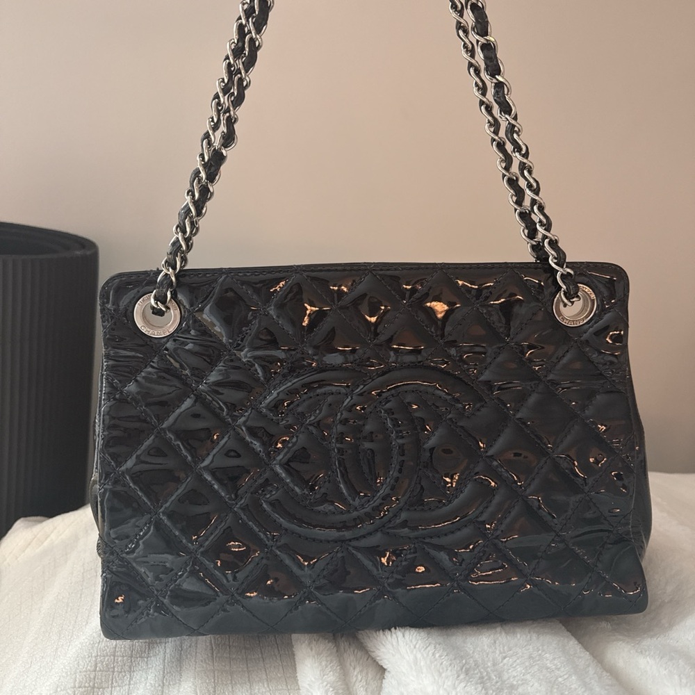 CHANEL Black Shoulder Bag with Quilted Design and Chain Strap